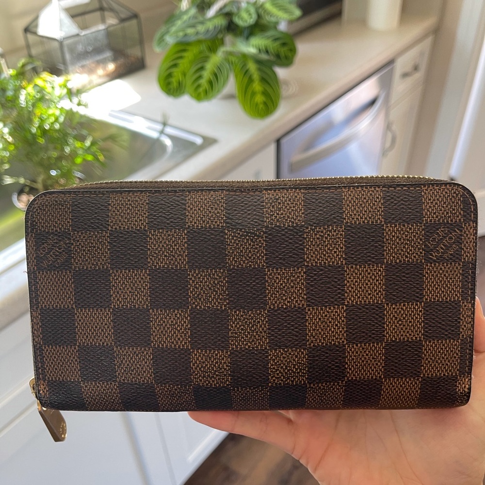 Louis Vuitton Zippy Wallet— DE
